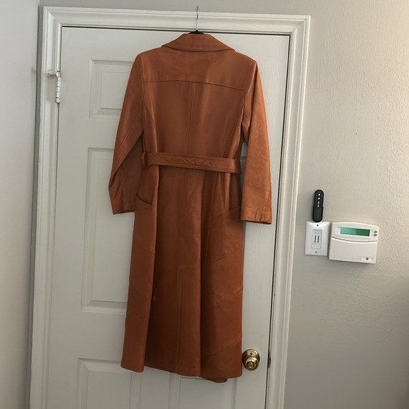 Vintage leather trench coat. - Picture 5 of 8